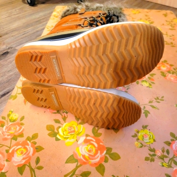 Sorel Joan of Arctic Boots - Picture 3 of 3